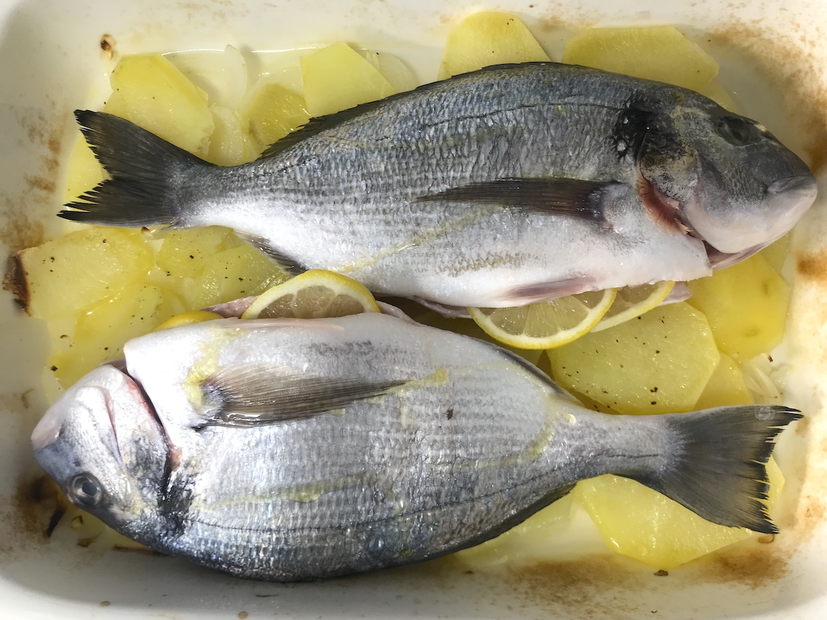 como hacer dorada al horno con patatas